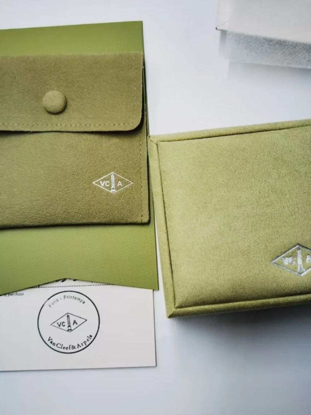 Van Cleef & Arpels Vintage Alhambra Clover Gold Stud Earrings - Black - Picture 3 of 5